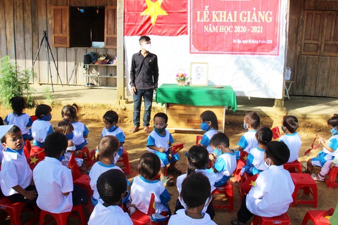 Học sinh Tăk Pổ đáng yêu, đeo khẩu trang trong lễ khai giảng - Ảnh 7. Học sinh Tăk Pổ đáng yêu, đeo khẩu trang trong lễ khai giảng - Ảnh 7.