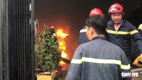 Cháy lớn nhà kho chứa phụ tùng ôtô, nhiều tài sản bị thiêu rụi - Ảnh 2. Cháy lớn nhà kho chứa phụ tùng ôtô, nhiều tài sản bị thiêu rụi - Ảnh 2.