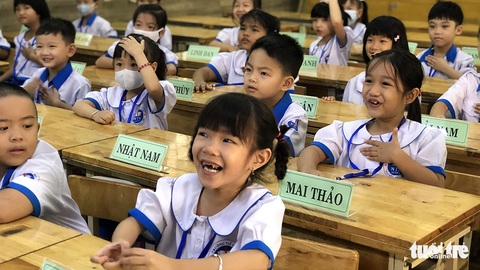 Ngày đầu đưa con vào lớp 1... - Ảnh 1. Ngày đầu đưa con vào lớp 1... - Ảnh 1.