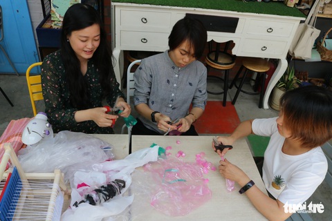 Những chiếc túi không đụng hàng dệt từ nilông của 9X - Ảnh 10. Những chiếc túi không đụng hàng dệt từ nilông của 9X - Ảnh 10.