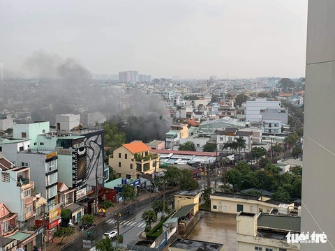 Cháy lớn nhà kho chứa phụ tùng ôtô, nhiều tài sản bị thiêu rụi - Ảnh 3. Cháy lớn nhà kho chứa phụ tùng ôtô, nhiều tài sản bị thiêu rụi - Ảnh 3.