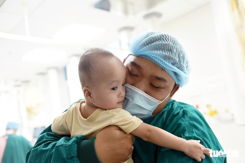 Trúc Nhi - Diệu Nhi nhún nhảy khi tập vật lý trị liệu - Ảnh 2. Trúc Nhi - Diệu Nhi nhún nhảy khi tập vật lý trị liệu - Ảnh 2.