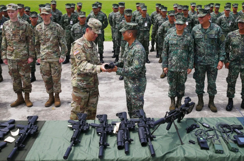 Tổng tư lệnh Philippines: Nồng ấm với Trung, thân thiết với Mỹ - Ảnh 1. Tổng tư lệnh Philippines: Nồng ấm với Trung, thân thiết với Mỹ - Ảnh 1.