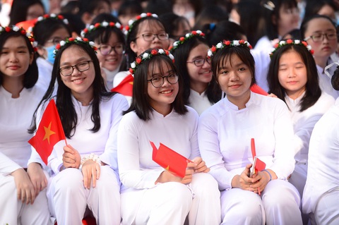 Sẽ nhớ mùa khai giảng đặc biệt: không có phần hội, HS Đà Nẵng xem khai giảng qua tivi - Ảnh 1. Sẽ nhớ mùa khai giảng đặc biệt: không có phần hội, HS Đà Nẵng xem khai giảng qua tivi - Ảnh 1.