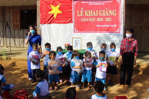 Học sinh Tăk Pổ đáng yêu, đeo khẩu trang trong lễ khai giảng - Ảnh 6. Học sinh Tăk Pổ đáng yêu, đeo khẩu trang trong lễ khai giảng - Ảnh 6.