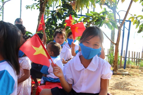 Học sinh Tăk Pổ đáng yêu, đeo khẩu trang trong lễ khai giảng - Ảnh 2. Học sinh Tăk Pổ đáng yêu, đeo khẩu trang trong lễ khai giảng - Ảnh 2.