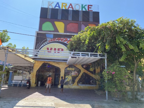 Quảng Nam: Karaoke tất bật mở cửa lại, người bán vé số dạo cười tươi - Ảnh 1. Quảng Nam: Karaoke tất bật mở cửa lại, người bán vé số dạo cười tươi - Ảnh 1.