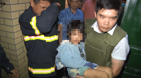 Công an phải đột nhập giải cứu bé gái bị cha và người tình đánh gãy tay - Ảnh 1. Công an phải đột nhập giải cứu bé gái bị cha và người tình đánh gãy tay - Ảnh 1.
