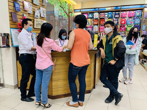 Phụ huynh chi tiền triệu mua sách vở, đồ dùng học tập cho con đầu năm học - Ảnh 2. Phụ huynh chi tiền triệu mua sách vở, đồ dùng học tập cho con đầu năm học - Ảnh 2.
