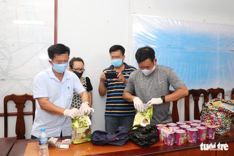 Nghi chuyển ma túy đá từ Campuchia về Việt Nam trong thùng hủ tiếu ăn liền - Ảnh 1. Nghi chuyển ma túy đá từ Campuchia về Việt Nam trong thùng hủ tiếu ăn liền - Ảnh 1.