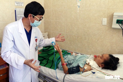 Nữ bệnh nhân 20 tuổi nghi ngộ độc patê Minh Chay đang trở nặng, hôn mê sâu - Ảnh 2. Nữ bệnh nhân 20 tuổi nghi ngộ độc patê Minh Chay đang trở nặng, hôn mê sâu - Ảnh 2.