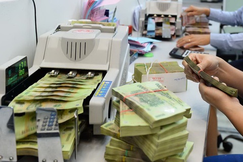 Khách đến ngân hàng bị chào mời, thậm chí ép mua bảo hiểm? - Ảnh 1. Khách đến ngân hàng bị chào mời, thậm chí ép mua bảo hiểm? - Ảnh 1.