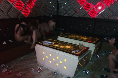 Quán karaoke tắt đèn, khóa cửa, cho nhân viên múa thoát y với khách - Ảnh 1. Quán karaoke tắt đèn, khóa cửa, cho nhân viên múa thoát y với khách - Ảnh 1.