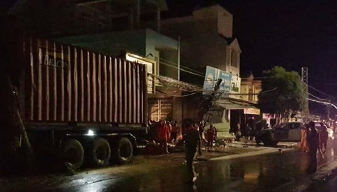 Xe container chạy trong đêm mưa tông vào 4 nhà dân và xe bán tải - Ảnh 2. Xe container chạy trong đêm mưa tông vào 4 nhà dân và xe bán tải - Ảnh 2.