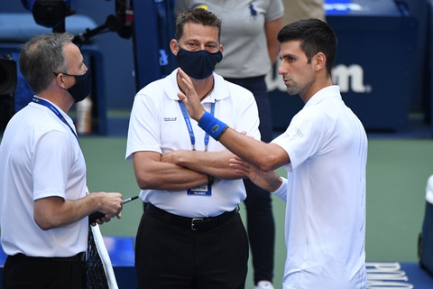 Những hình ảnh của vụ tai nạn: Djokovic đánh bóng trúng người nữ trọng tài - Ảnh 4. Những hình ảnh của vụ tai nạn: Djokovic đánh bóng trúng người nữ trọng tài - Ảnh 4.
