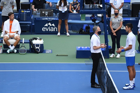 Những hình ảnh của vụ tai nạn: Djokovic đánh bóng trúng người nữ trọng tài - Ảnh 5. Những hình ảnh của vụ tai nạn: Djokovic đánh bóng trúng người nữ trọng tài - Ảnh 5.