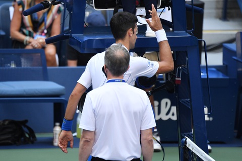 Những hình ảnh của vụ tai nạn: Djokovic đánh bóng trúng người nữ trọng tài - Ảnh 6. Những hình ảnh của vụ tai nạn: Djokovic đánh bóng trúng người nữ trọng tài - Ảnh 6.