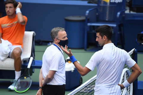 Đánh bóng trúng nữ trọng tài, Djokovic nói: Bả đâu có đi viện đâu - Ảnh 1. Đánh bóng trúng nữ trọng tài, Djokovic nói: Bả đâu có đi viện đâu - Ảnh 1.