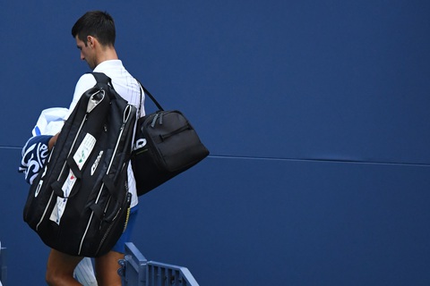 Những hình ảnh của vụ tai nạn: Djokovic đánh bóng trúng người nữ trọng tài - Ảnh 8. Những hình ảnh của vụ tai nạn: Djokovic đánh bóng trúng người nữ trọng tài - Ảnh 8.