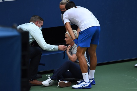 Những hình ảnh của vụ tai nạn: Djokovic đánh bóng trúng người nữ trọng tài - Ảnh 1. Những hình ảnh của vụ tai nạn: Djokovic đánh bóng trúng người nữ trọng tài - Ảnh 1.