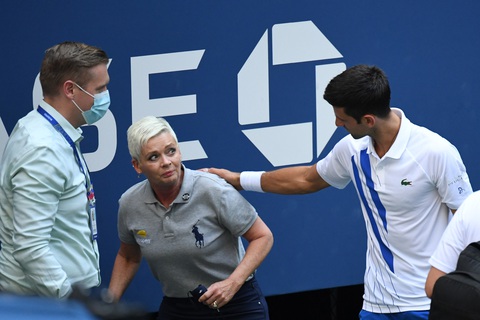 Những hình ảnh của vụ tai nạn: Djokovic đánh bóng trúng người nữ trọng tài - Ảnh 3. Những hình ảnh của vụ tai nạn: Djokovic đánh bóng trúng người nữ trọng tài - Ảnh 3.
