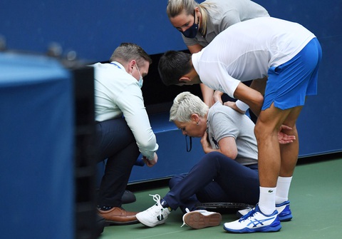 Những hình ảnh của vụ tai nạn: Djokovic đánh bóng trúng người nữ trọng tài - Ảnh 2. Những hình ảnh của vụ tai nạn: Djokovic đánh bóng trúng người nữ trọng tài - Ảnh 2.