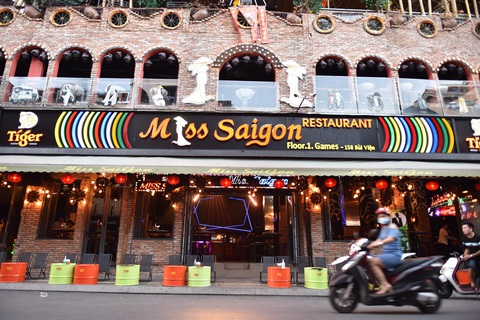 Bar, vũ trường ở Sài Gòn nhộn nhịp ‘sáng đèn, lên nhạc’ trở lại - Ảnh 4. Bar, vũ trường ở Sài Gòn nhộn nhịp ‘sáng đèn, lên nhạc’ trở lại - Ảnh 4.