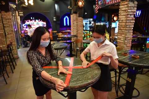 Bar, vũ trường ở Sài Gòn nhộn nhịp ‘sáng đèn, lên nhạc’ trở lại - Ảnh 3. Bar, vũ trường ở Sài Gòn nhộn nhịp ‘sáng đèn, lên nhạc’ trở lại - Ảnh 3.