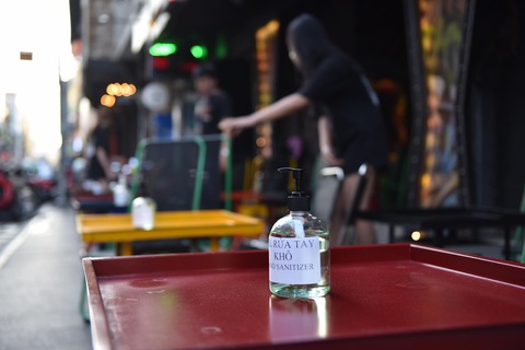 Bar, vũ trường ở Sài Gòn nhộn nhịp ‘sáng đèn, lên nhạc’ trở lại - Ảnh 6. Bar, vũ trường ở Sài Gòn nhộn nhịp ‘sáng đèn, lên nhạc’ trở lại - Ảnh 6.