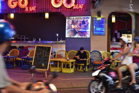 Bar, vũ trường ở Sài Gòn nhộn nhịp ‘sáng đèn, lên nhạc’ trở lại - Ảnh 11. Bar, vũ trường ở Sài Gòn nhộn nhịp ‘sáng đèn, lên nhạc’ trở lại - Ảnh 11.