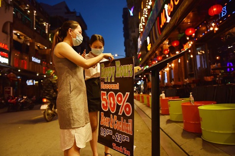 Bar, vũ trường ở Sài Gòn nhộn nhịp ‘sáng đèn, lên nhạc’ trở lại - Ảnh 7. Bar, vũ trường ở Sài Gòn nhộn nhịp ‘sáng đèn, lên nhạc’ trở lại - Ảnh 7.