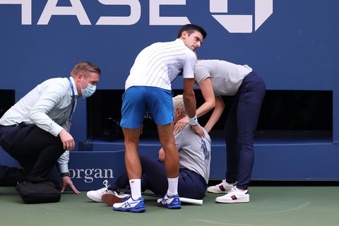 Bị phạt vì là Djokovic? - Ảnh 1. Bị phạt vì là Djokovic? - Ảnh 1.