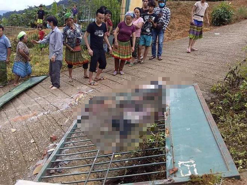 Cổng trường học đổ sập đè chết 3 học sinh - Ảnh 1. Cổng trường học đổ sập đè chết 3 học sinh - Ảnh 1.