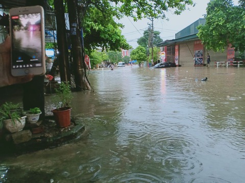Dân bì bõm dắt xe, nhiều trường học ở Thái Nguyên cho học sinh nghỉ học sau cơn mưa lớn - Ảnh 3. Dân bì bõm dắt xe, nhiều trường học ở Thái Nguyên cho học sinh nghỉ học sau cơn mưa lớn - Ảnh 3.
