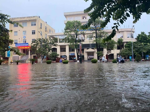 Dân bì bõm dắt xe, nhiều trường học ở Thái Nguyên cho học sinh nghỉ học sau cơn mưa lớn - Ảnh 4. Dân bì bõm dắt xe, nhiều trường học ở Thái Nguyên cho học sinh nghỉ học sau cơn mưa lớn - Ảnh 4.