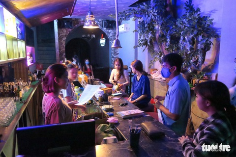 TP.HCM: Quán bar, vũ trường được hoạt động lại từ 18h chiều nay 7-9 - Ảnh 1. TP.HCM: Quán bar, vũ trường được hoạt động lại từ 18h chiều nay 7-9 - Ảnh 1.