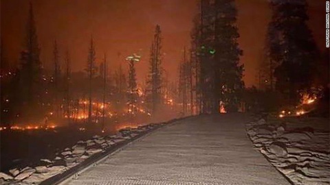 Lửa bao vây hạt Fresno, bang California - Ảnh 3. Lửa bao vây hạt Fresno, bang California - Ảnh 3.
