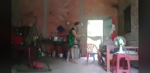 Xác minh clip bạo hành cụ già gây bức xúc trên mạng xã hội - Ảnh 1. Xác minh clip bạo hành cụ già gây bức xúc trên mạng xã hội - Ảnh 1.