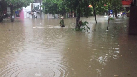 Dân bì bõm dắt xe, nhiều trường học ở Thái Nguyên cho học sinh nghỉ học sau cơn mưa lớn - Ảnh 1. Dân bì bõm dắt xe, nhiều trường học ở Thái Nguyên cho học sinh nghỉ học sau cơn mưa lớn - Ảnh 1.