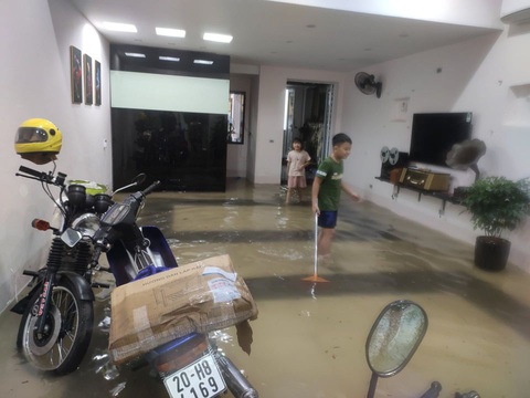 Dân bì bõm dắt xe, nhiều trường học ở Thái Nguyên cho học sinh nghỉ học sau cơn mưa lớn - Ảnh 7. Dân bì bõm dắt xe, nhiều trường học ở Thái Nguyên cho học sinh nghỉ học sau cơn mưa lớn - Ảnh 7.