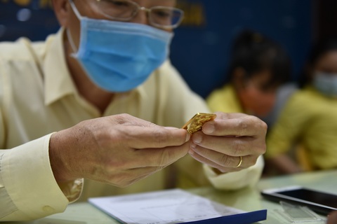 Mua vàng thẳng từ người bán: coi chừng vàng nhái, vàng giả - Ảnh 1. Mua vàng thẳng từ người bán: coi chừng vàng nhái, vàng giả - Ảnh 1.