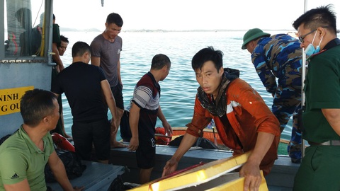 Cháy tàu chở dầu tại cảng Dung Quất, một người mất tích - Ảnh 2. Cháy tàu chở dầu tại cảng Dung Quất, một người mất tích - Ảnh 2.
