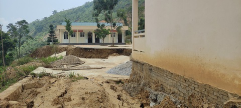 Trường học bị sạt lở, sụt lún nghiêm trọng, 140 học sinh phải đi học nhờ - Ảnh 3. Trường học bị sạt lở, sụt lún nghiêm trọng, 140 học sinh phải đi học nhờ - Ảnh 3.