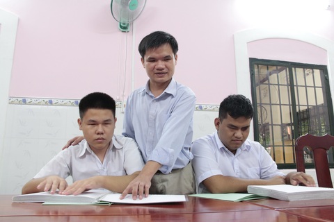 Thầy giáo khiếm thị tiếp sức đàn em đến trường - Ảnh 1. Thầy giáo khiếm thị tiếp sức đàn em đến trường - Ảnh 1.