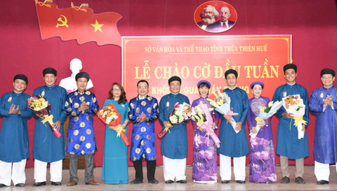 Cán bộ ở Huế mặc áo dài khăn đóng vào thứ hai tuần đầu mỗi tháng - Ảnh 1. Cán bộ ở Huế mặc áo dài khăn đóng vào thứ hai tuần đầu mỗi tháng - Ảnh 1.