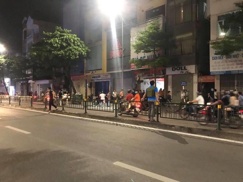Công an vây bắt người bố đánh con gái gãy tay ở Bắc Ninh trên phố Hà Nội - Ảnh 2. Công an vây bắt người bố đánh con gái gãy tay ở Bắc Ninh trên phố Hà Nội - Ảnh 2.