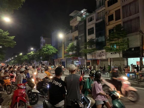 Công an vây bắt người bố đánh con gái gãy tay ở Bắc Ninh trên phố Hà Nội - Ảnh 1. Công an vây bắt người bố đánh con gái gãy tay ở Bắc Ninh trên phố Hà Nội - Ảnh 1.