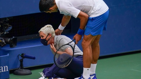 Djokovic kêu gọi fan cuồng bình tĩnh, sau khi nữ trọng tài biên bị dọa giết - Ảnh 1. Djokovic kêu gọi fan cuồng bình tĩnh, sau khi nữ trọng tài biên bị dọa giết - Ảnh 1.