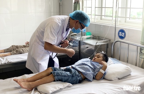 Thuê người xử lý tổ ong ở trường có 16 học sinh nhập viện - Ảnh 1. Thuê người xử lý tổ ong ở trường có 16 học sinh nhập viện - Ảnh 1.