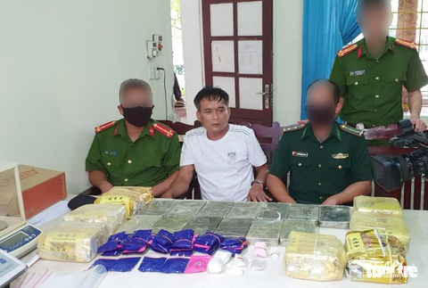 Chôn 13 bánh heroin, 7kg ma túy đá trong vườn tiêu để qua mắt công an - Ảnh 1. Chôn 13 bánh heroin, 7kg ma túy đá trong vườn tiêu để qua mắt công an - Ảnh 1.